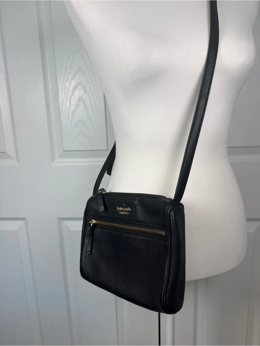 kate spade Jackson Street black pebbled leather small crossbody gold-tone zipper - Picture 3 of 11